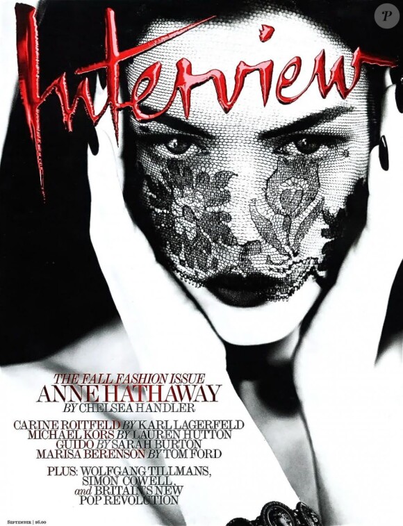 L'actrice Anne Hathaway, mystérieuse et couverte d'un voile en dentelle, pour la Une d'Interview. Septembre 2011.