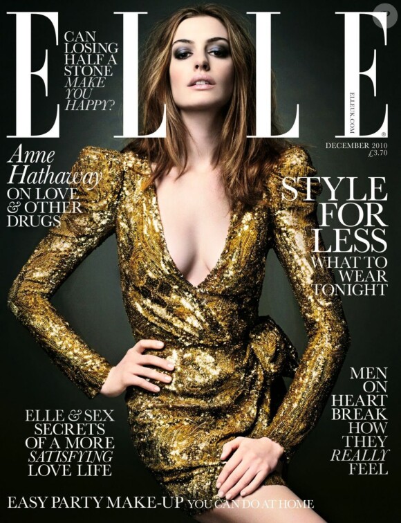 Anne Hathaway, rayonnante dans une robe Balmain, faisait la Une du magazine ELLE UK, justifiant ainsi son statut d'icône mode. Décembre 2010.