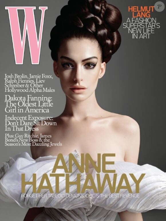 L'actrice Anne Hathaway joue les poupées pour la couverture du magazine W. Octobre 2008.