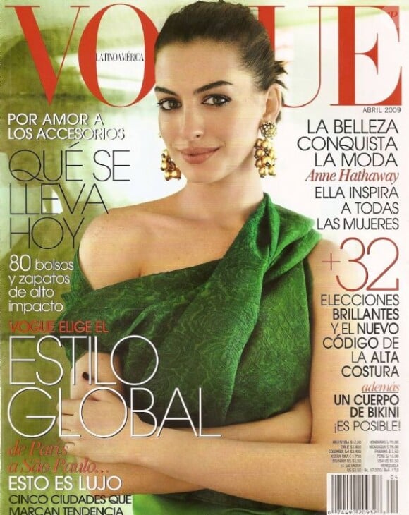 L'actrice Anne Hathaway, radieuse dans une robe Lanvin pour la Une de Vogue Mexico. Avril 2009.