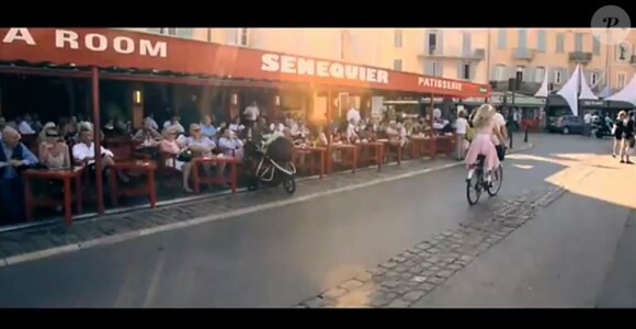 Quentin Mosimann fait passer sa complice Maud devant la caméra pour le clip vintage de son Do you do you Saint-Tropez?.