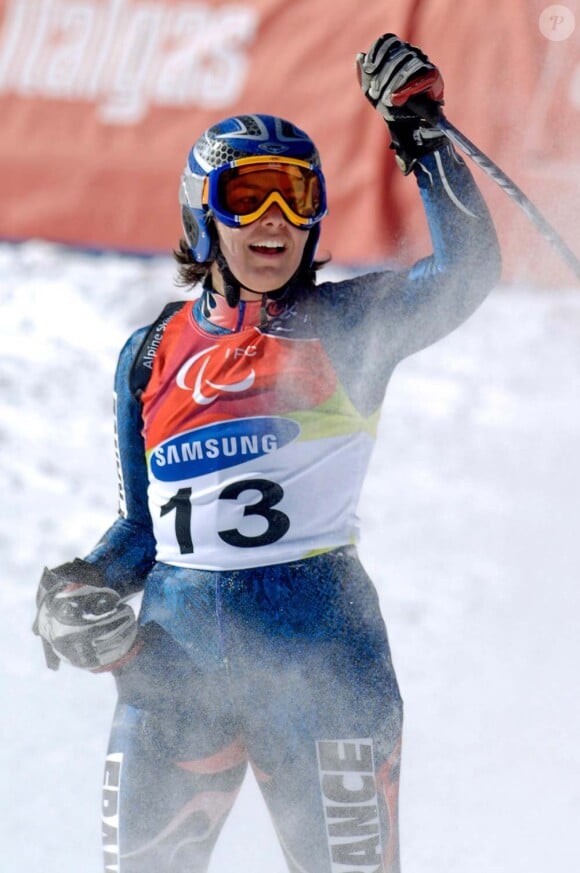 La skieuse hémiplégique Solène Jambaqué, aux jeux paralympic de Turin, le 11 mars 2006.