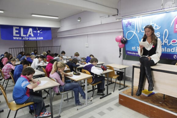 Sandrine Quétier lit la dictée d'ELA à Boulogne Billancourt le 21 octobre 2011