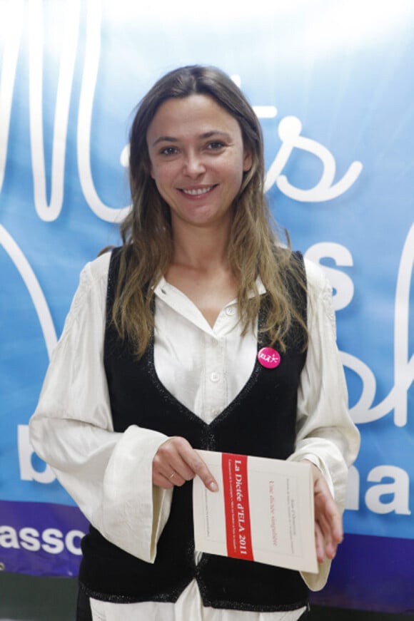 Sandrine Quétier lit la dictée d'ELA à Boulogne Billancourt le 21 octobre 2011