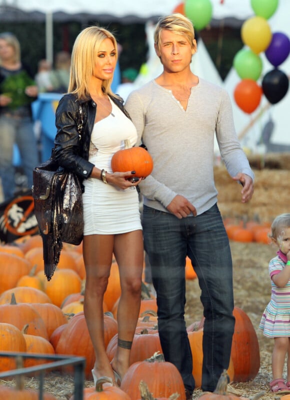Shauna Sand et son jeune boyfriend très naturels le 21 octobre 2011 chez Mr Bones Pumpkin Patch à Los Angeles