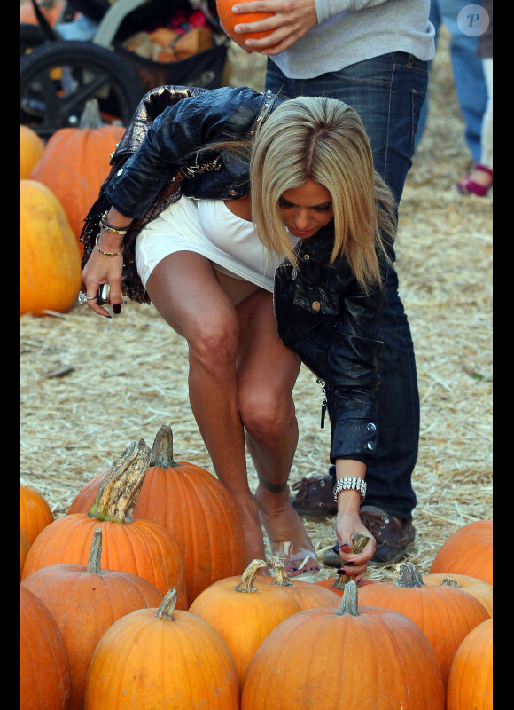 Shauna Sand et le difficile choix de la citrouille le 21 octobre 2011 chez Mr Bones Pumpkin Patch à Los Angeles