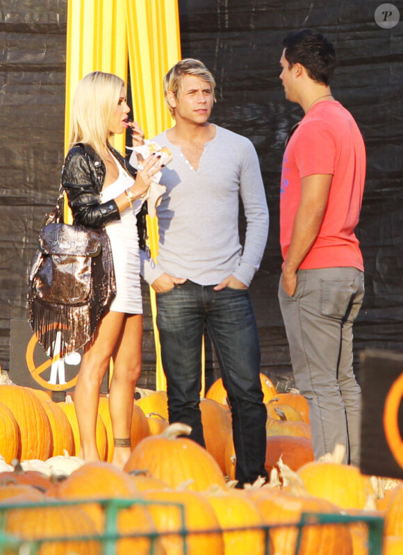 Shauna Sand et son très jeune boyfriend le 21 octobre 2011 chez Mr Bones Pumpkin Patch à Los Angeles