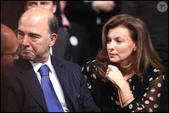 Valérie Trierweiler aux côtés de Pierre Moscovici, pour l'investiture de François Hollande, à Paris, le 22 octobre 2011.
