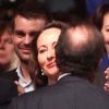 François Hollande remercie ses soutiens et embrasse sur la joue Ségolène Royal, à Paris, le 22 octobre 2011.
