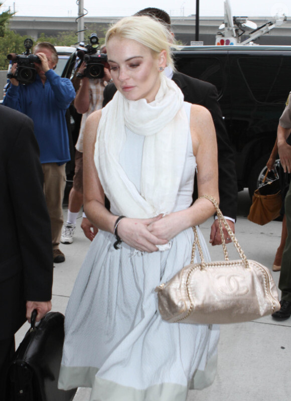 Lindsay Lohan se rend au tribunal de Los Angeles, tout de blanc vêtue... le mercredi 19 octobre 2011.
