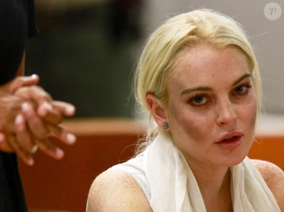 Lindsay Lohan très maquillée au tribunal pour entendre sa sentence le 19 octobre 2011