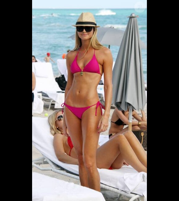 Stacy Keibler à Miami en 2009 affiche sa sublime plastique en bikini