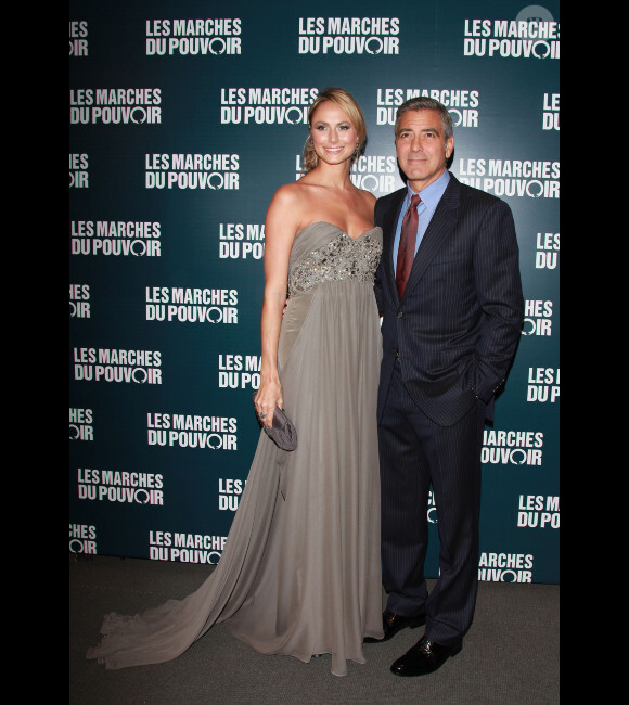 Stacy Keibler et George Clooney à Paris le 18 octobre 2011 pour la première des Marches du pouvoir