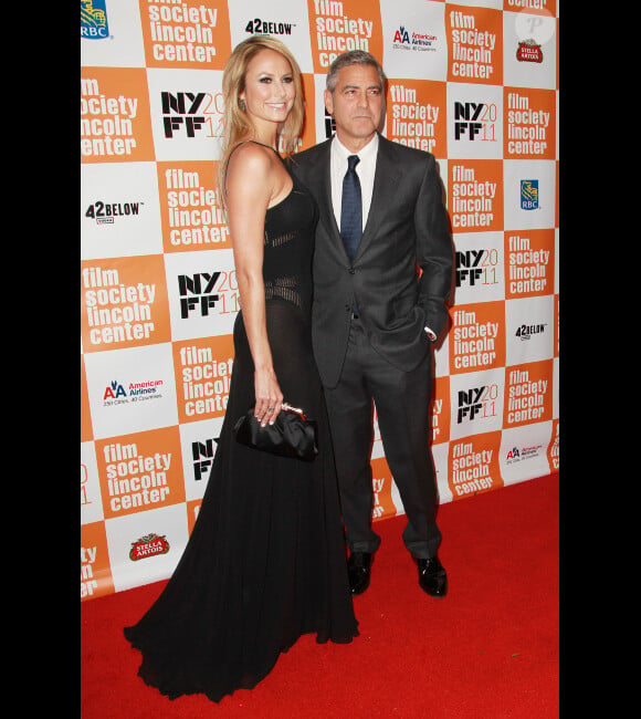 Stacy Keibler avec George Clooney, posant pour la première fois ensemble lors du festival du film de New York le 17 octobre 2011