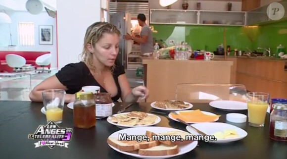 Myriam au petit-déjeuner dans les Anges de la télé-réalité 3, mardi 25 octobre 2011 sur NRJ 12