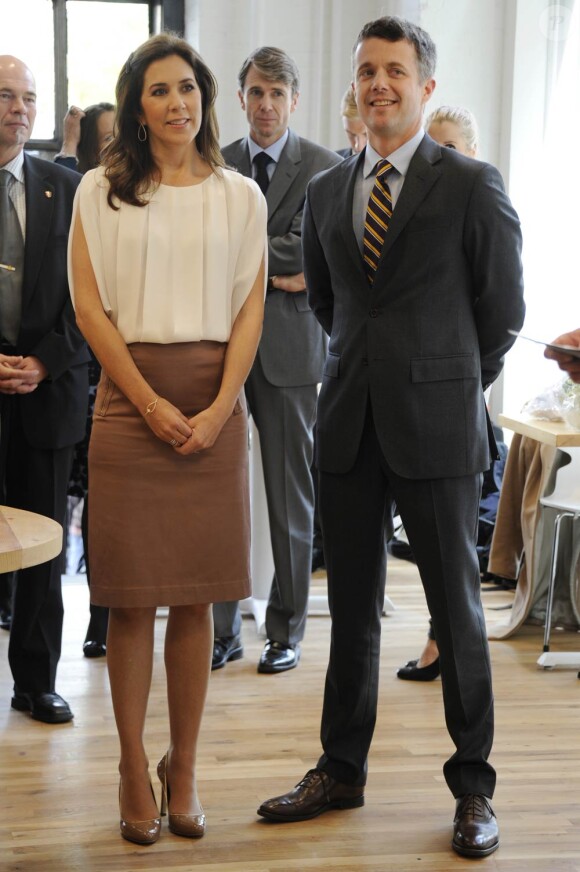Le prince Frederik et la princesse Mary de Danemark, présents ici pour honorer l'ouverture du restaurant Aamanns/Copenhagen à TriBeCa, achevaient lundi 24 octobre 2011 leur visite officielle à New York, à la veille du vol retour vers Copenhague.