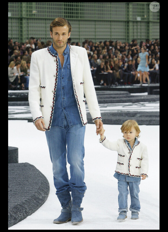 Hudson Kroenig et son papa Brad lors du défilé Chanel en octobre 2010
