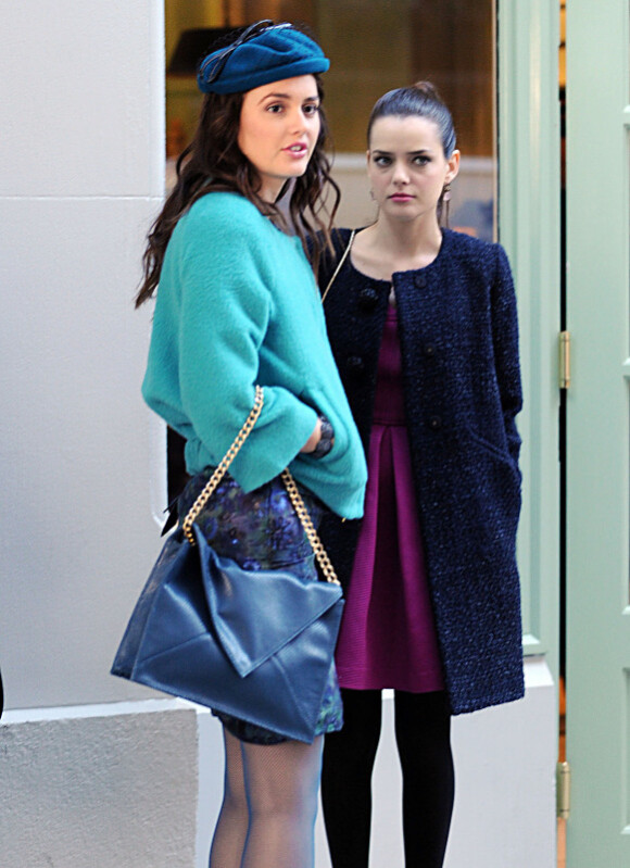 Leighton Meester et Roxane Mesquida sur le tournage de Gossip Girl dans l'Upper East Side à New York le 25 octobre 2011