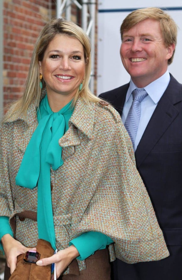 La princesse Maxima, dans des tons de saison, et le prince Willem-Alexander arrivent pour une conférence d'affaires à Amsterdam, le 26 octobre 2011.