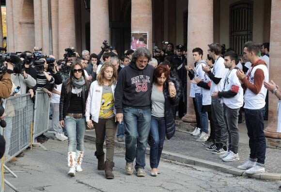 Les parents de Marco Simoncelli, Paolo et Rossella, sa jeune soeur Martina et sa fiancée Kate lors de l'enterrement du jeune pilote le 27 octobre 2011 à Coriano