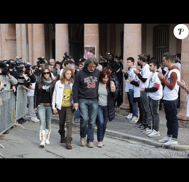 Les parents de Marco Simoncelli, Paolo et Rossella, sa jeune soeur Martina et sa fiancée Kate lors de l'enterrement du jeune pilote le 27 octobre 2011 à Coriano