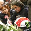 Paolo et Rossella lors de l'enterrement de leur fils Marco Simoncelli le 27 octobre 2011 à Coriano