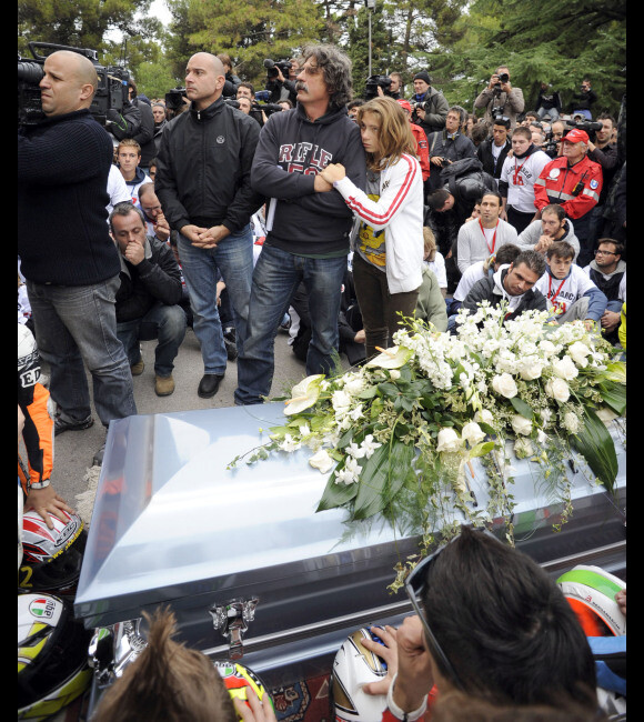 Paolo Simoncelli et sa fille Martina lors de l'enterrement de son fils Marco Simoncelli le 27 octobre 2011 à Coriano