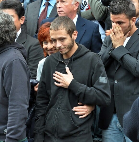 Valentino Rossi et Rossella Simoncelli lors de l'enterrement du jeune pilote Marco Simoncelli le 27 octobre 2011 à Coriano