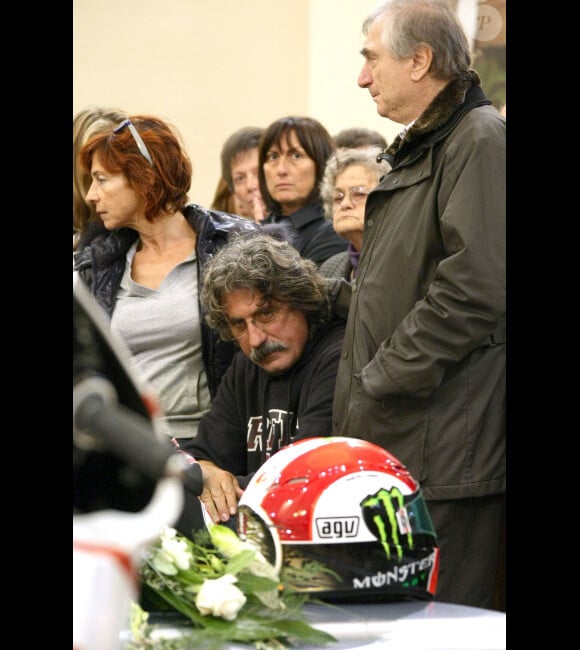 Paolo et Rossella Simoncelli lors de l'enterrement de leur fils Marco le 27 octobre 2011 à Coriano