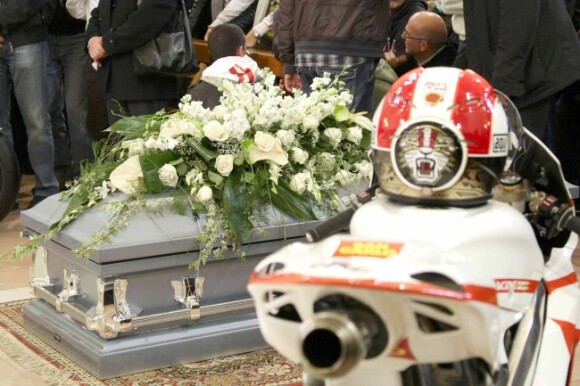 La dépouille de Marco Simoncelli reposait entre ses deux motos lors de son enterrement le 27 octobre 2011 à Coriano