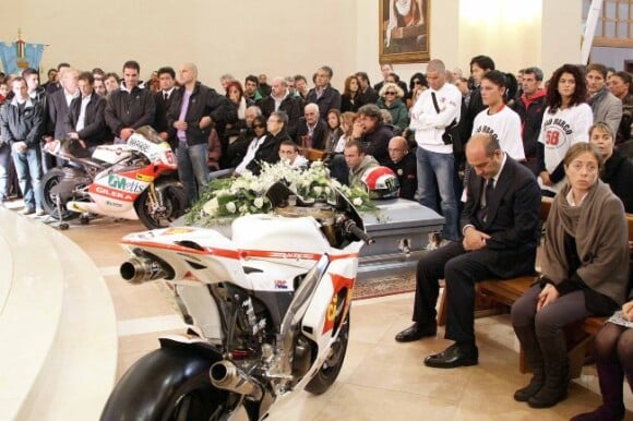 Le dernier hommage rendu par ses proches à Marco Simoncelli lors de l'enterrement le 27 octobre 2011 à Coriano