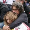 Paolo Simoncelli et sa fille Martina lors de l'enterrement de son fils, le jeune pilote Marco Simoncelli le 27 octobre 2011 à Coriano