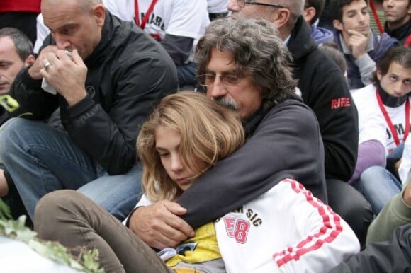 Paolo Simoncelli et sa fille Martina lors de l'enterrement de son fils, le jeune pilote Marco Simoncelli le 27 octobre 2011 à Coriano
