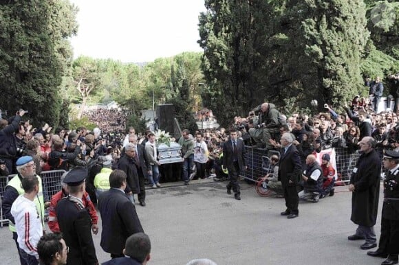 Les amis d'enfance de Marco Simoncelli ont porté son cercueil lors de son enterrement le 27 octobre 2011 à Coriano