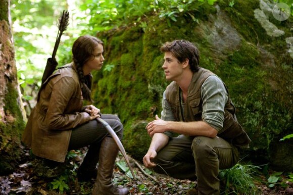Jennifer Lawrence et Liam Hemsworth dans Hunger Games.