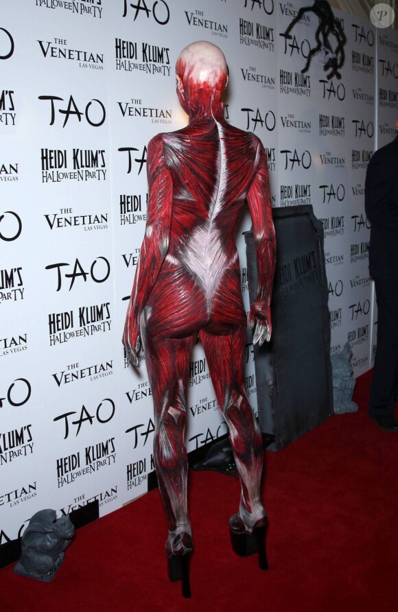Incroyable métamorphose pour Heidi Klum à son arrivée au club Tao de Las Vegas pour sa soirée d'Halloween. Le 29 octobre 2011