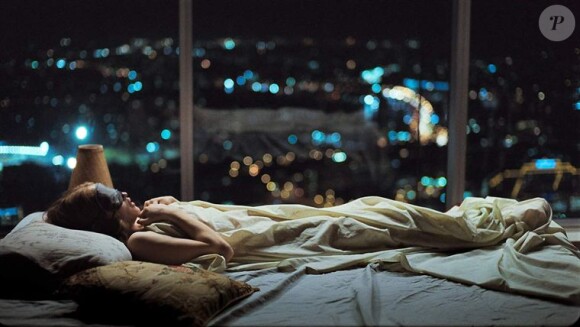Emily Browning dans un lit de Sleeping beauty.