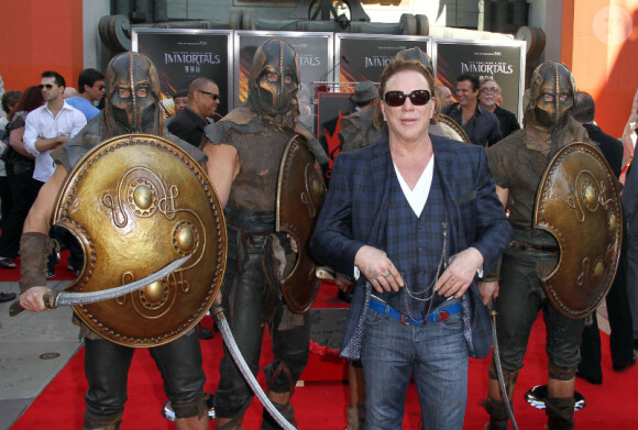 Mickey Rourke laisse ses empreintes devant le Grauman's Chinese Theater à Los Angeles le 31 octobre 2011