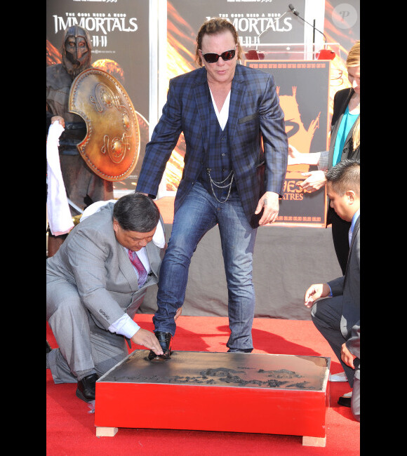 Mickey Rourke laisse ses empreintes devant le Grauman's Chinese Theater à Los Angeles le 31 octobre 2011