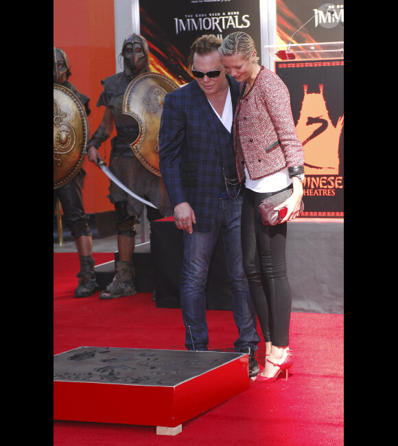 Mickey Rourke laisse ses empreintes devant le Grauman's Chinese Theater à Los Angeles le 31 octobre 2011