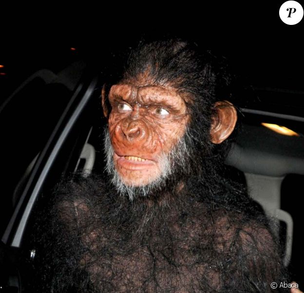 Heidi Klum arrive à la soirée organisée par elle et son mari Seal, déguisée en singe, à New York, le 31 octobre 2011.