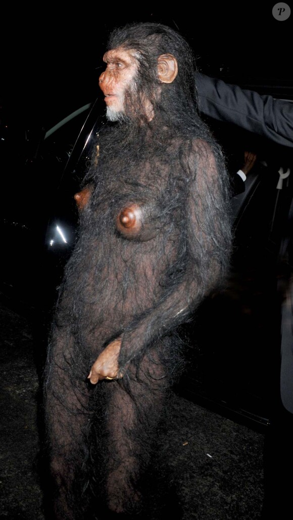 Heidi Klum arrive à la soirée organisée par elle et son mari Seal, déguisée en singe, à New York, le 31 octobre 2011.