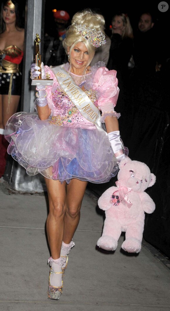 Fergie arrive à la soirée organisée par Heidi Klum et Seal, à New York, le 31 octobre 2011.