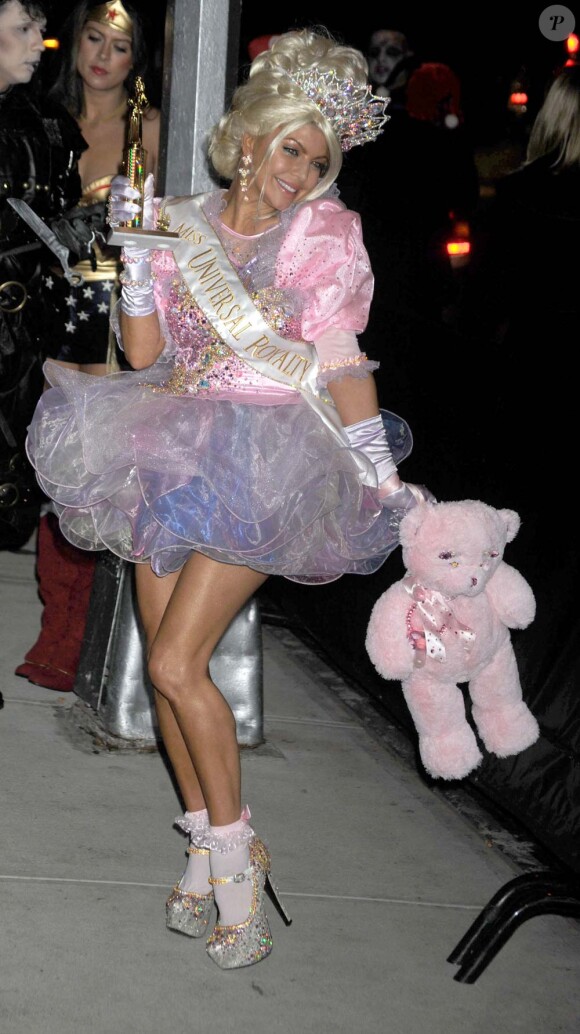 Fergie arrive à la soirée organisée par Heidi Klum et Seal, à New York, le 31 octobre 2011.