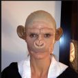 Heidi s'est prise en photo pendant les phases de transformation en singe !! Elle a posé le masque 