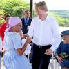 Le prince Willem-Alexander des Pays-Bas roi de la danse lors de sa visite sur l'île de Bonaire le 31 octobre 2011, dans le cadre de leur visite officielle du 28 octobre au 6 novembre dans les ex-Antilles néerlandaises.