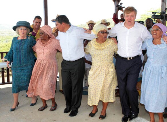 La reine Beatrix, le prince Willem-Alexander et la princesse Maxima des Pays-Bas en visite sur l'île de Bonaire le 31 octobre 2011, dans le cadre de leur visite officielle du 28 octobre au 6 novembre dans les ex-Antilles néerlandaises.