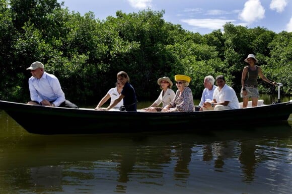 Promenade dans la mangrove... La reine Beatrix, le prince Willem-Alexander et la princesse Maxima des Pays-Bas en visite sur l'île de Bonaire le 31 octobre 2011, dans le cadre de leur visite officielle du 28 octobre au 6 novembre dans les ex-Antilles néerlandaises.