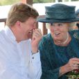 La reine Beatrix et le prince Willem-Alexander des Pays-Bas hilares en visite à Mangazina Di Rei à Rincon sur l'île de Bonaire le 31 octobre 2011, dans le cadre de leur visite officielle du 28 octobre au 6 novembre dans les ex-Antilles néerlandaises.