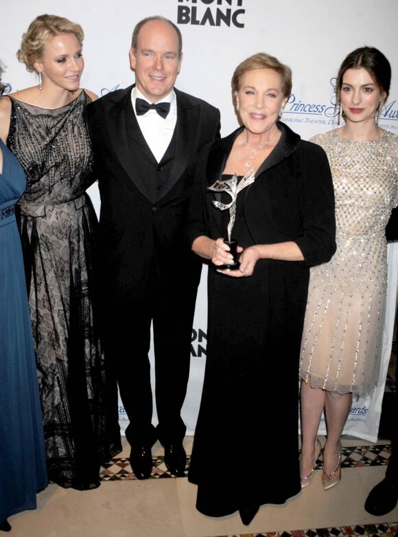 Julie Andrews a eu le plaisir d'être récompensée en présence du prince Albert et de la princesse Charlene de Monaco, ainsi que d'Anne Hathaway, une des intervenantes des Princess Grace Awards de la Princess Grace Foundation-USA, à New York mardi 1er novembre 2011.